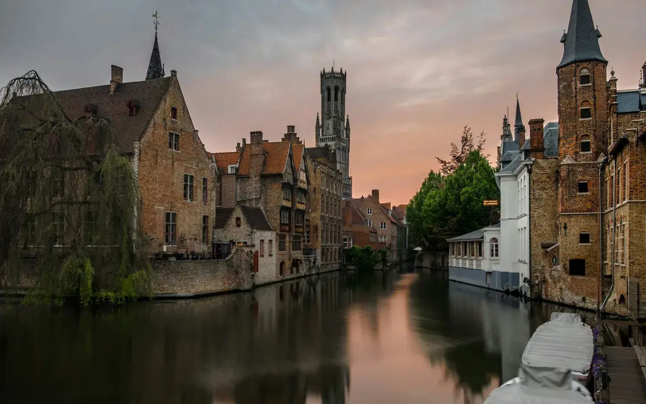 Bruggia, z jej kanałami i wieżą Belfort, to kwintesencja tego, z czego słynie Belgia: średniowieczna architektura i malownicze krajobrazy.
