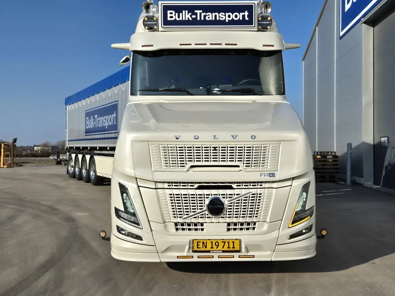 Un camion Volvo FH16, un nez long blanc, prêt pour le transport en vrac.