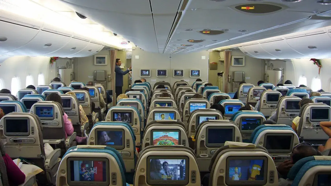 Blick in die Kabine eines A380. Viele Sitze mit Bildschirmen, die zeigen, wie viele Passagiere in den A380 passen.