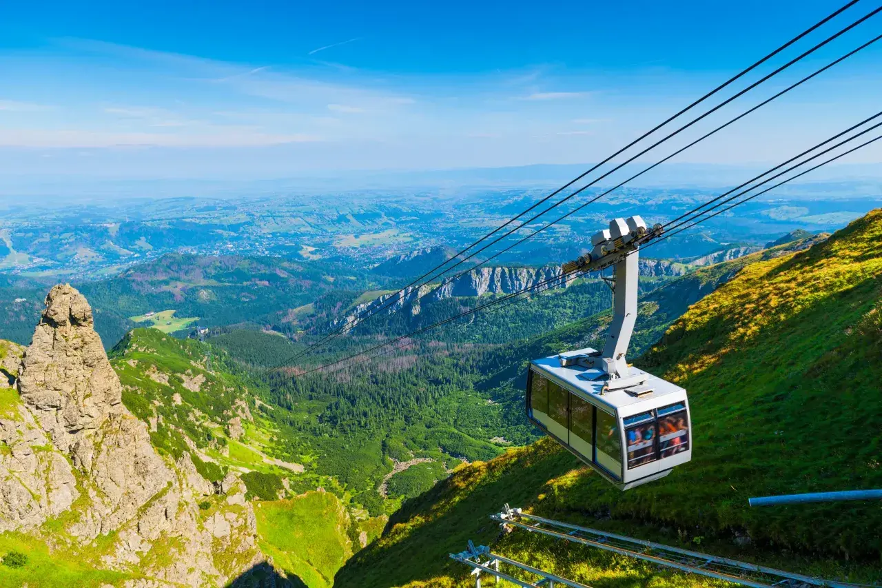 Kolejka linowa nad zielonymi Tatrami, wspaniałe zakopane atrakcje widoczne z góry.