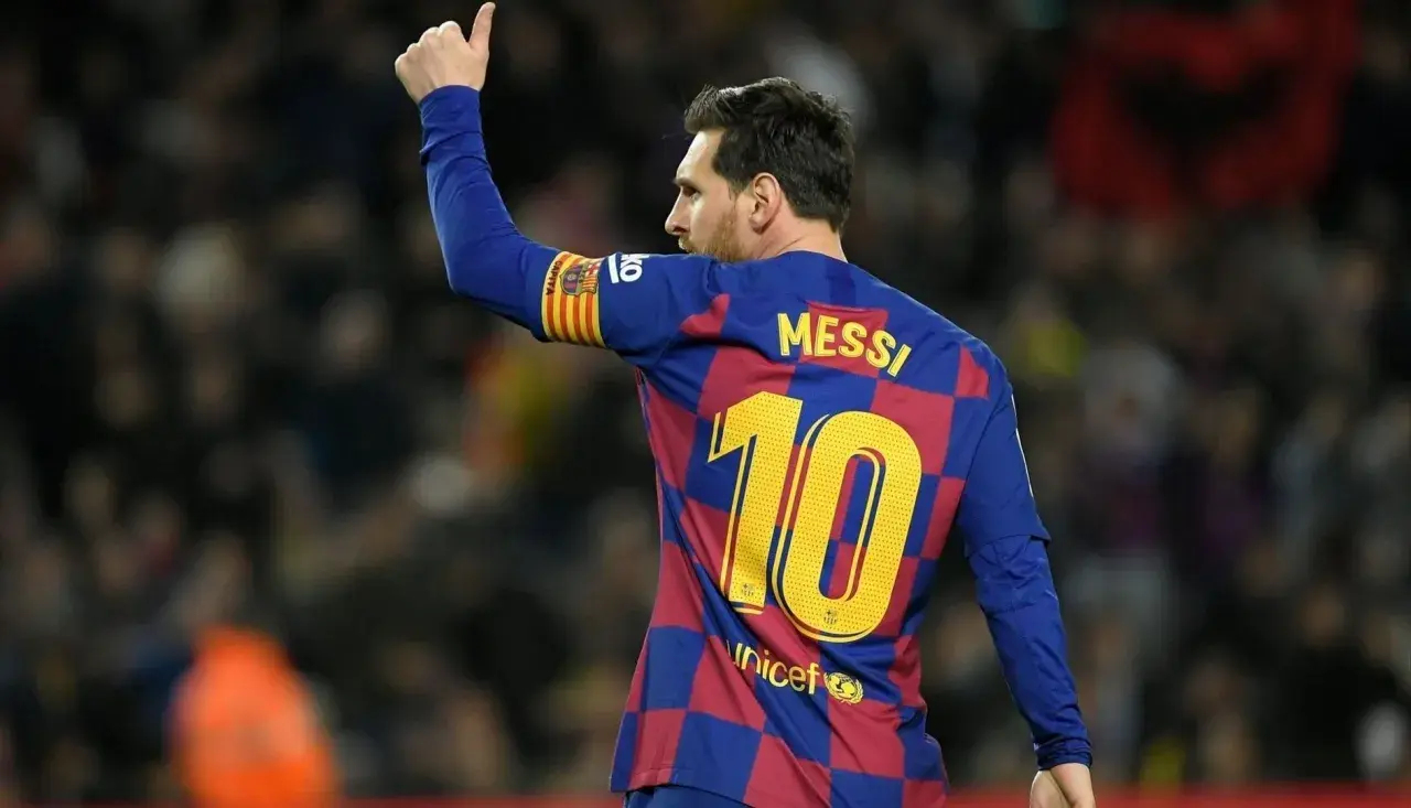 Piłkarz Leo Messi w koszulce FC Barcelony z numerem 10, z uniesionym kciukiem. Ile goli ma Messi? Tego dnia pewnie strzelił kolejnego!