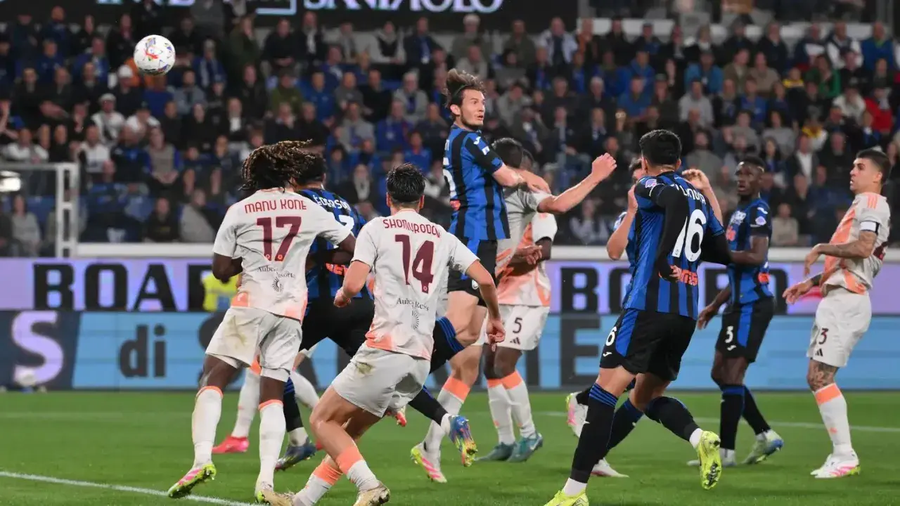Piłkarze AS Roma i Atalanty walczą o piłkę w powietrzu. W akcji zawodnicy z numerami 17 i 14.