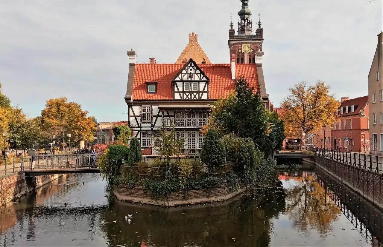 Jesień w Gdańsku, nad Motławą. Zabytkowa kamienica z charakterystyczną architekturą, przypominająca o tym, kiedy powstał Gdańsk.