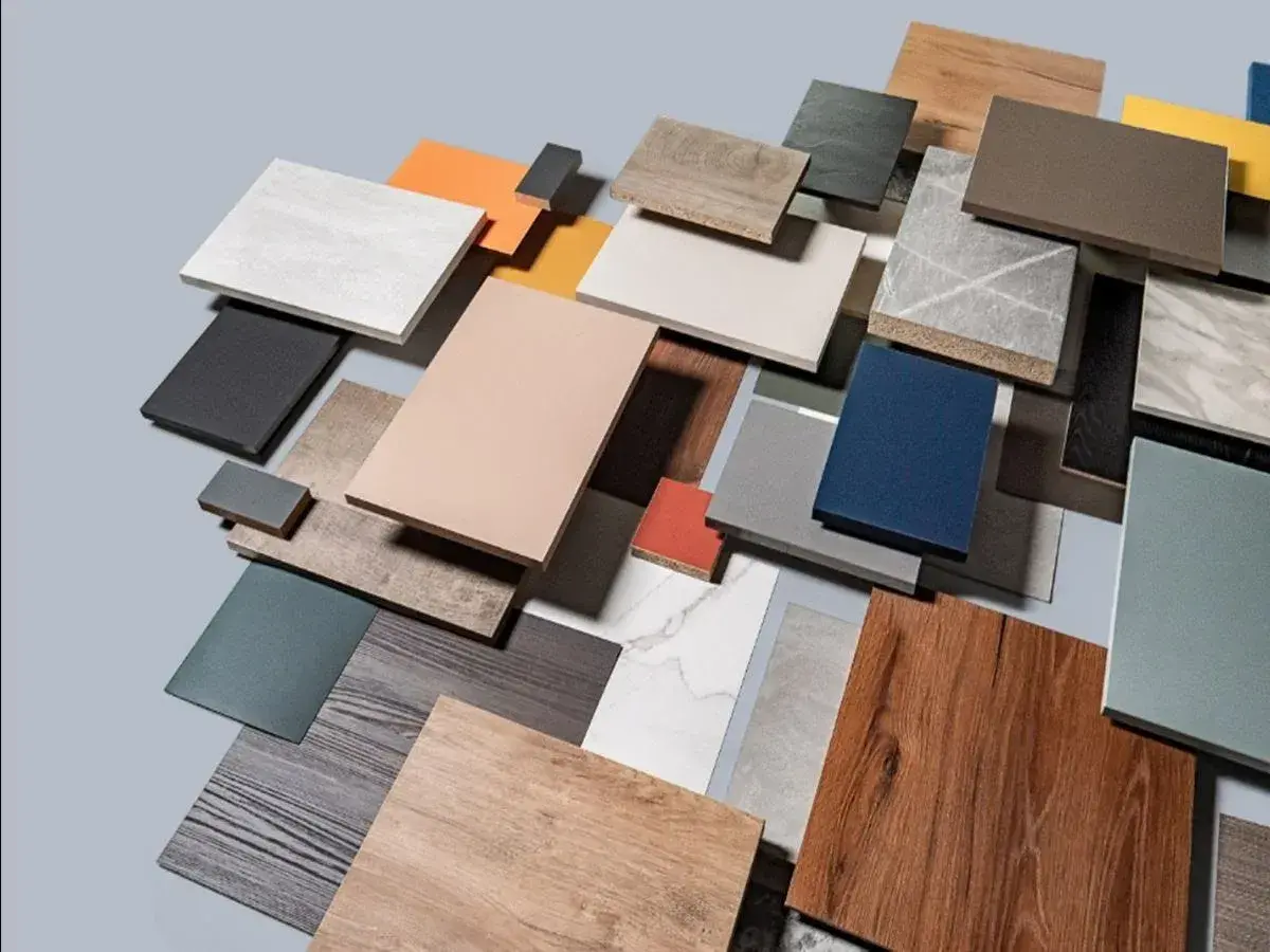 Muestras de acabados: mdf vs aglomerado. Variedad de texturas y colores, desde madera hasta mármol y tonos lisos.
