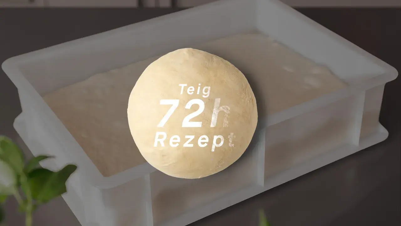 Ein Teigball mit der Aufschrift "Teig 72h Rezept" liegt auf einem Behälter mit aufgehendem Teig. Das Rezept nutzt die beste "farina di nonna".
