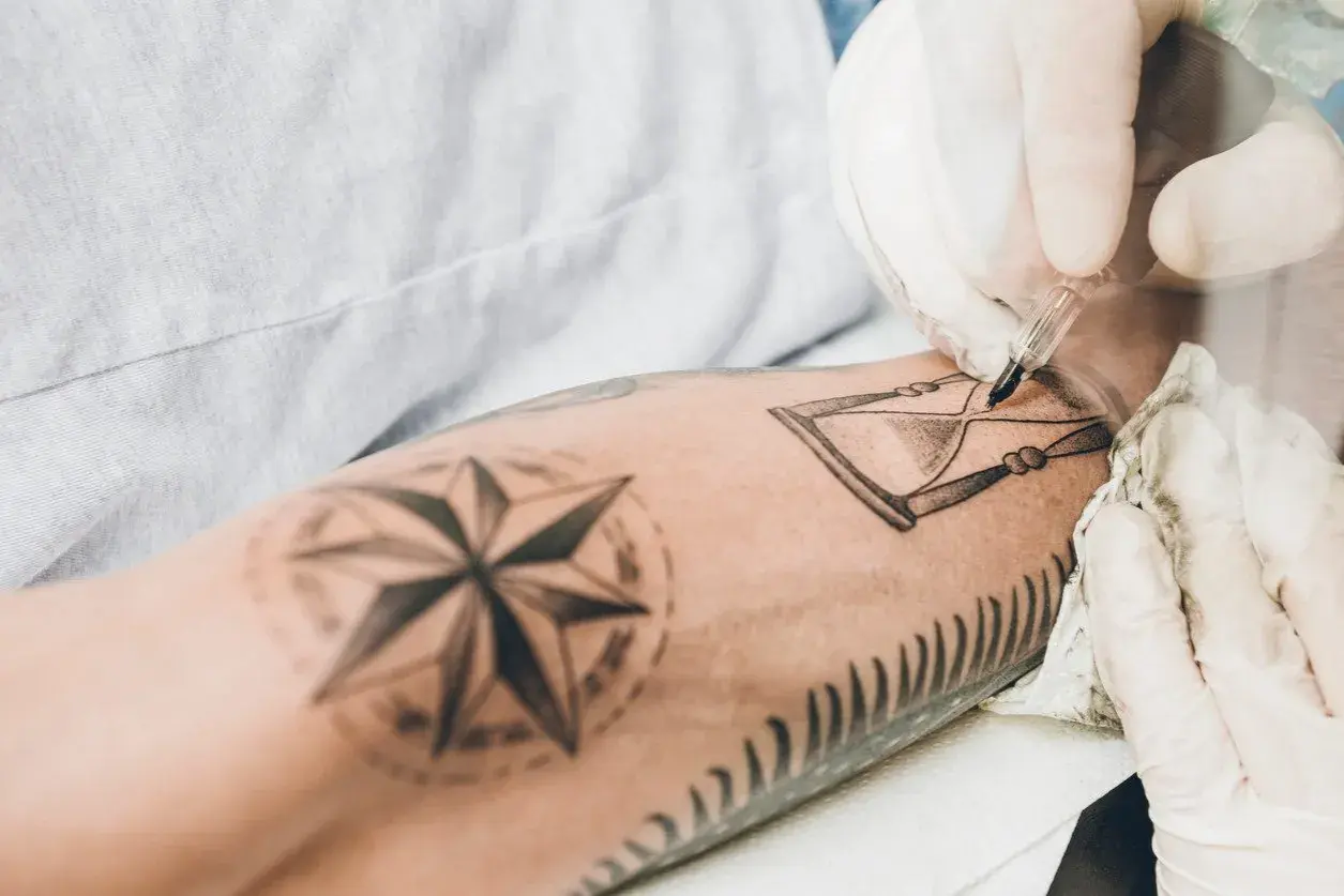 Tatuaż opaska męska: Co oznacza? Symbolika, style i mity