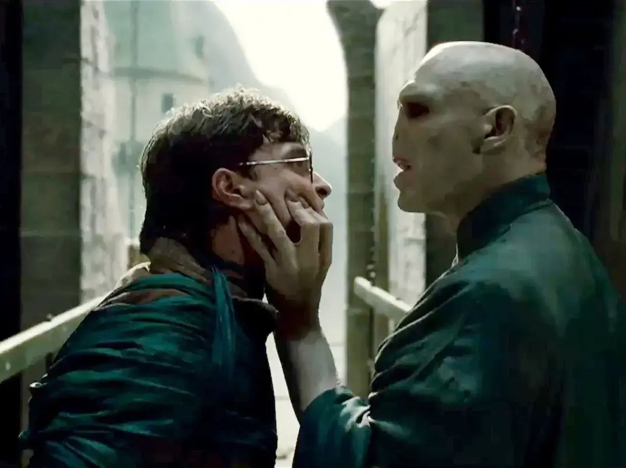 Harry Potter i Lord Voldemort w dramatycznym starciu. David Yates, który wyreżyserował ten film, uchwycił napięcie.
