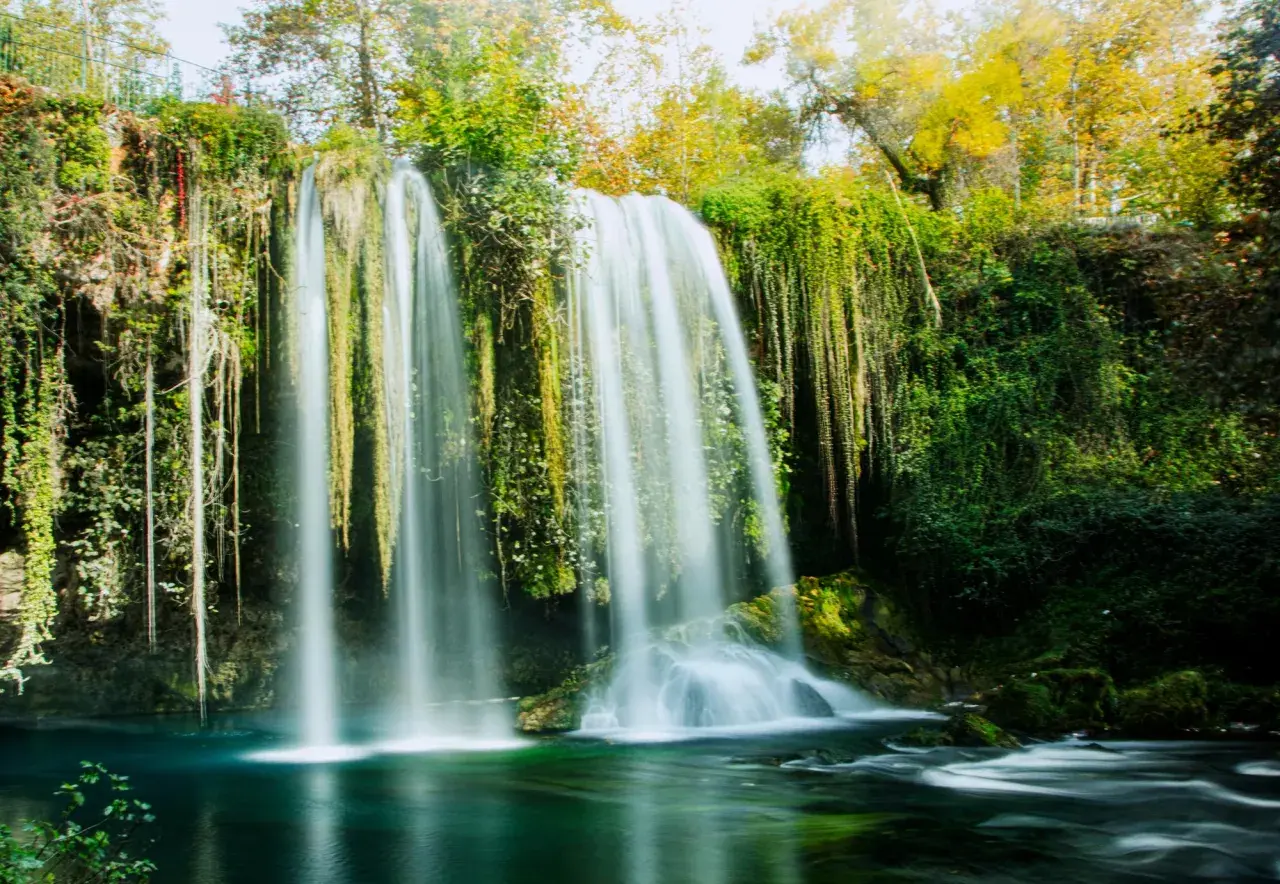 Cascades luxuriantes et verdoyantes, une merveille naturelle à découvrir. Idéal pour savoir que faire à Antalya.