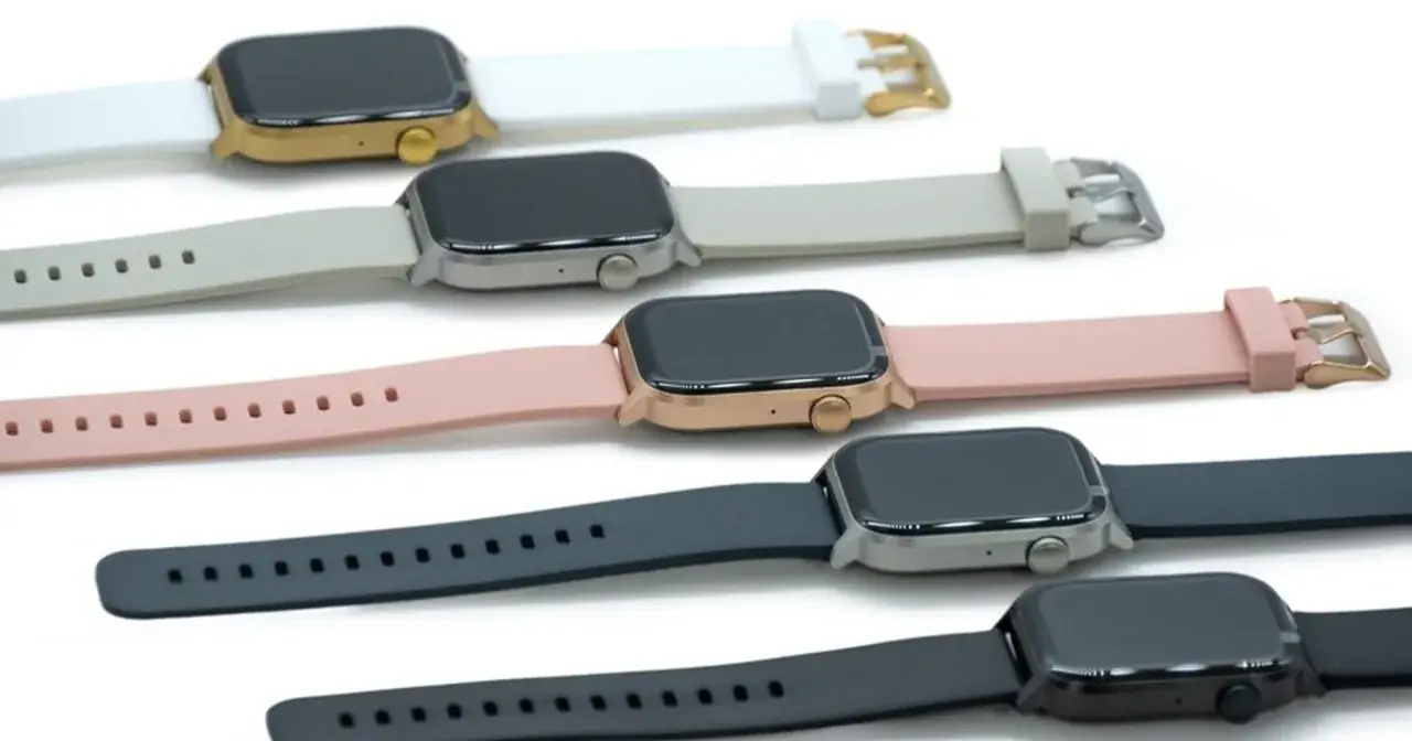 Kilka smartwatchów w różnych kolorach: białym, beżowym, różowym, ciemnoszarym i czarnym.
