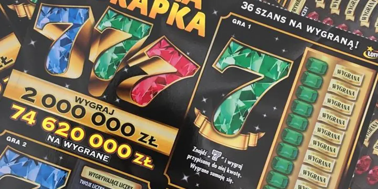 Zdrapki z cyfrą 7 i klejnotami. Obrazek symbolizuje pułapkę psychologiczną graczy, gdzie wymiana wygrywającej zdrapki na nowe losy kusi nadzieją na większą wygraną.