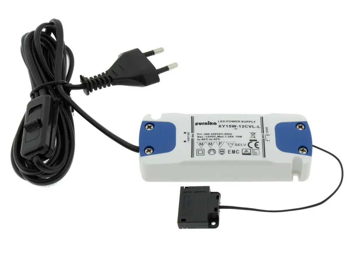Zasilacz LED 12V 15W z wtyczką i przełącznikiem. Idealny do oświetlenia LED, jaki zasilacz do żarówek led 12v? Ten sprawdzi się świetnie.