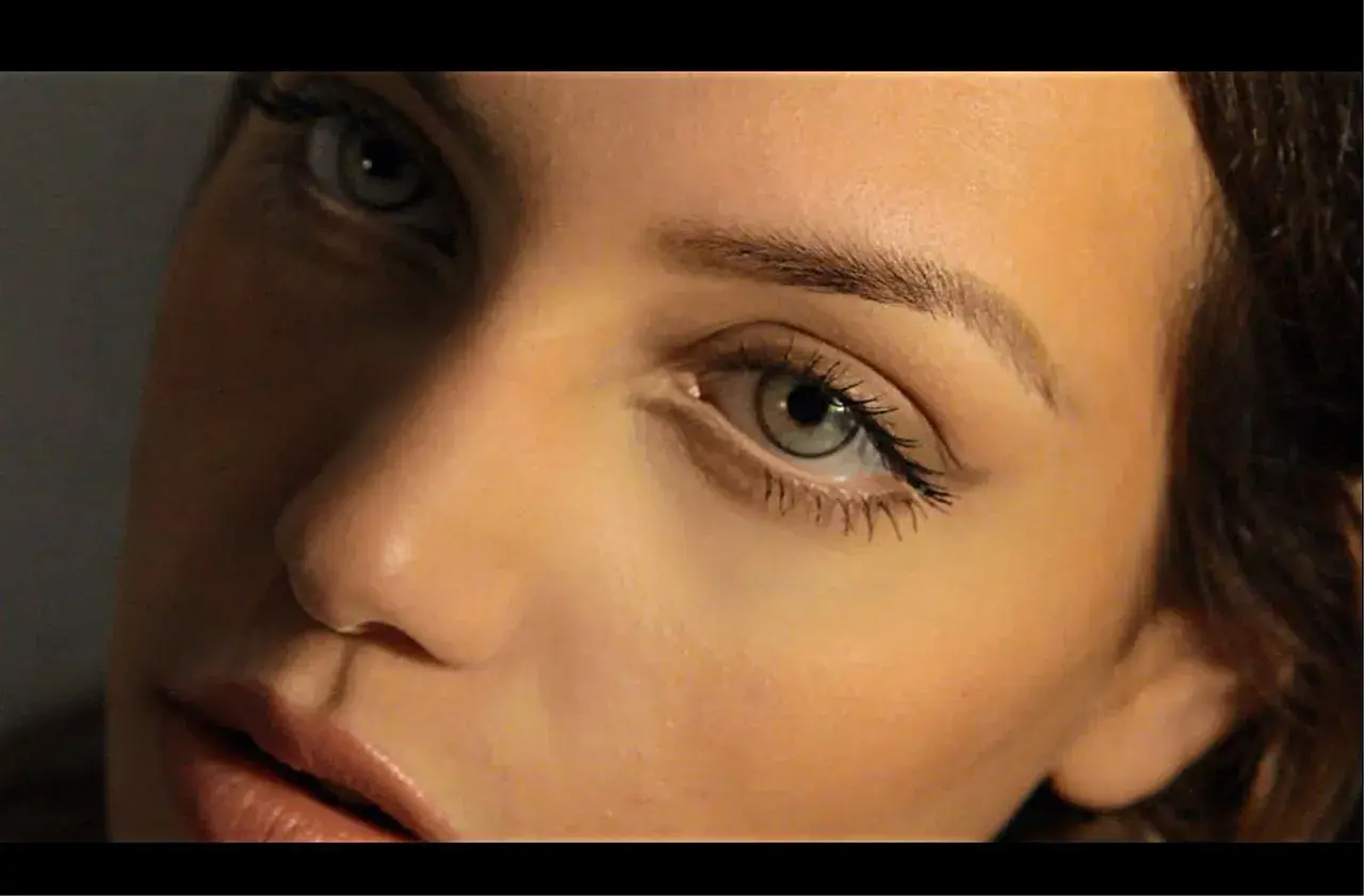 Piękne, naturalne brwi po zabiegu microblading. Delikatne kreski podkreślają spojrzenie.