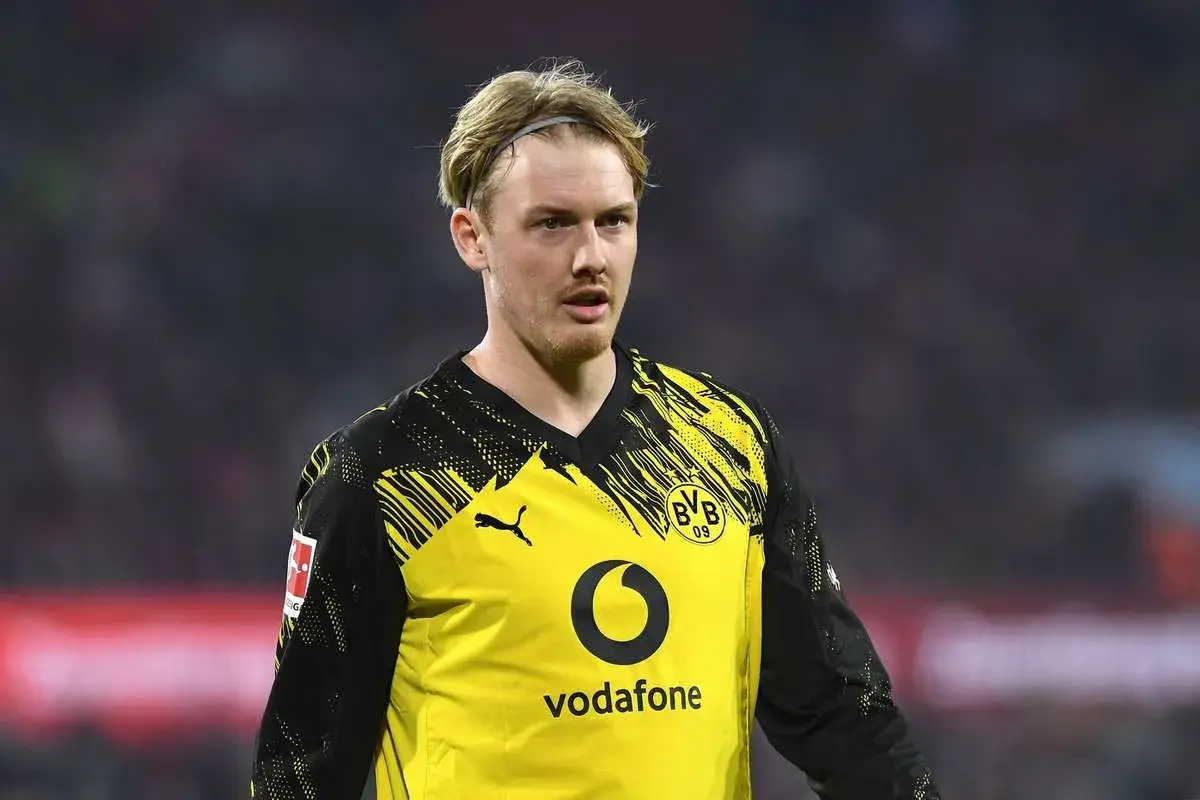 Piłkarz Borussii Dortmund w żółtej koszulce z czarnymi wzorami. Czy to zapowiedź kolejnych borussia dortmund transfery?