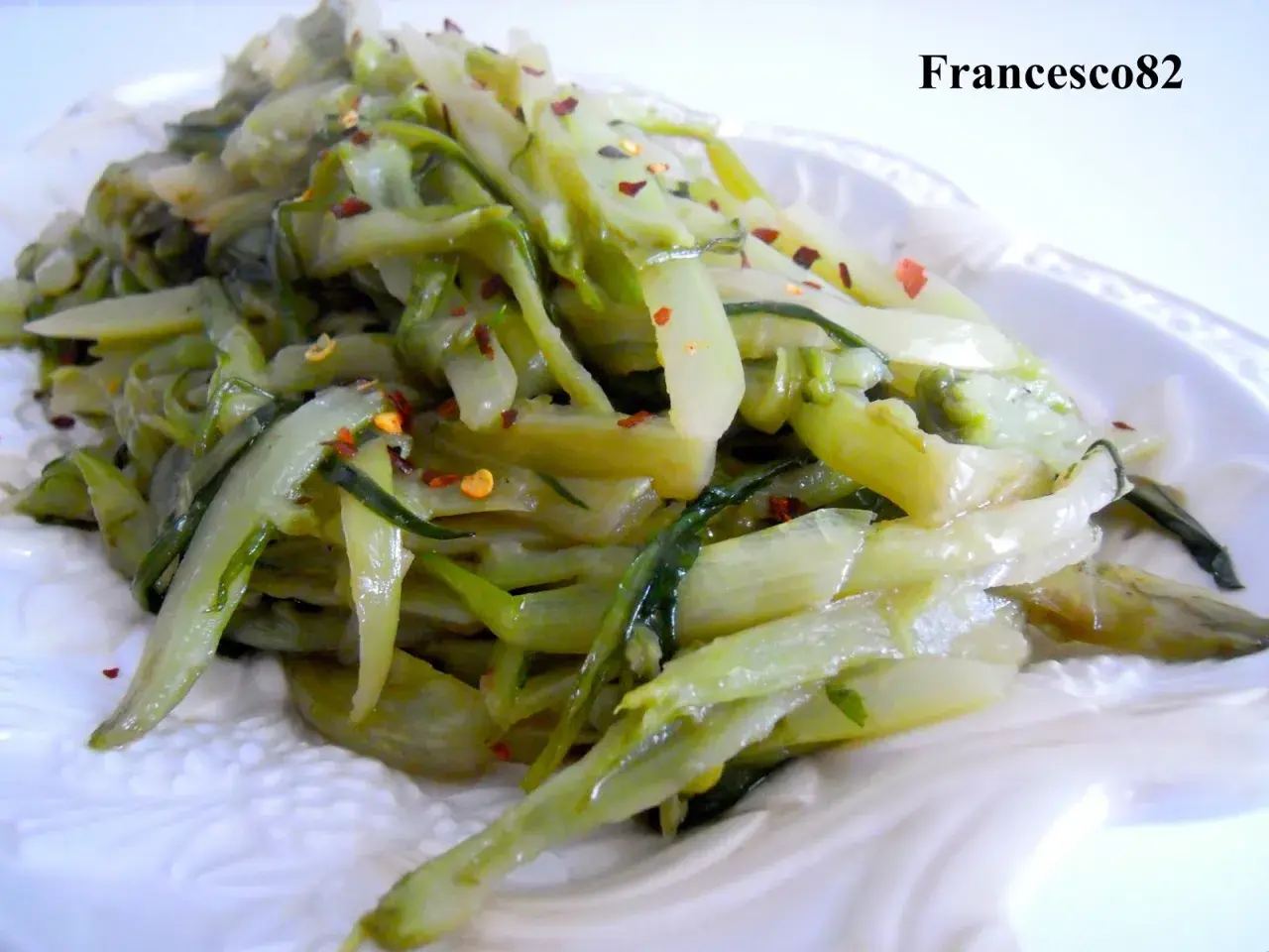 Puntarelle in padella, un contorno saporito e facile da preparare. Perfetto per accompagnare i tuoi piatti.