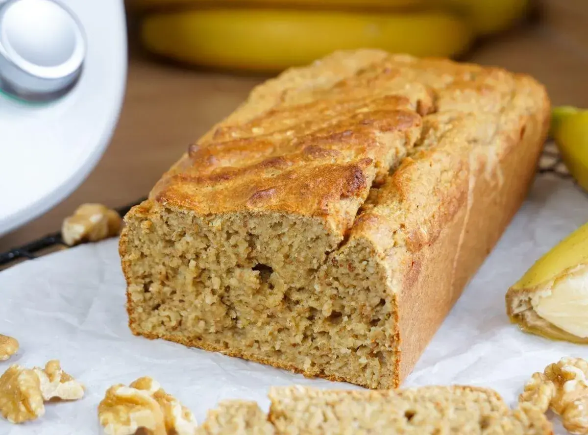 Saftiges Bananenbrot, frisch gebacken mit dem Thermomix. Nüsse und Bananen garnieren das köstliche Gebäck.