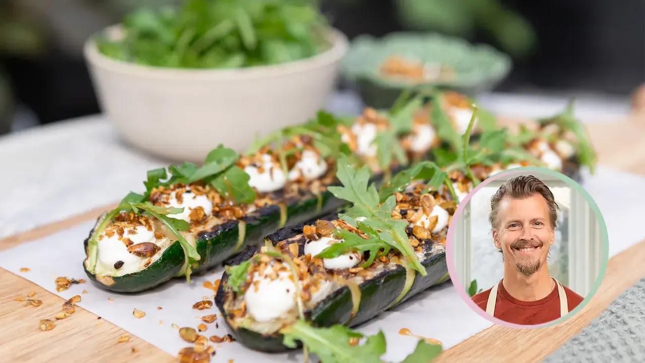 Grillad zucchini med krämig topping, nötter och ruccola. En man ler i en cirkel till höger.