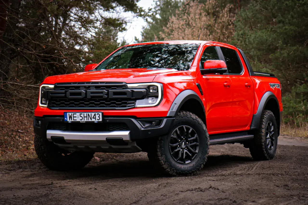 Czerwony Ford Ranger Raptor gotowy na terenową przygodę.
