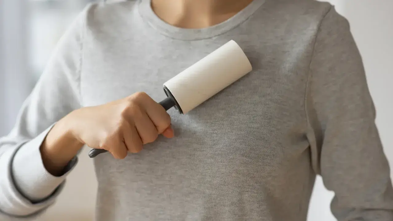 Kleidung von Fusseln befreien: Ein Kleiderroller als einfaches Hausmittel.