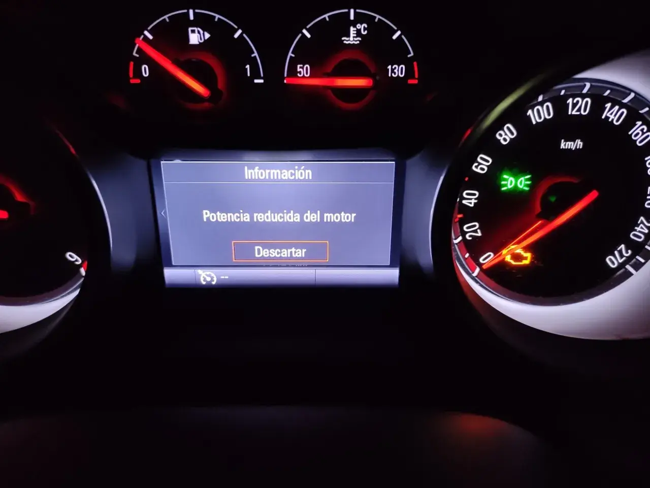 Opel Astra: mensaje "Potencia reducida del motor" en pantalla. El testigo del motor está encendido.