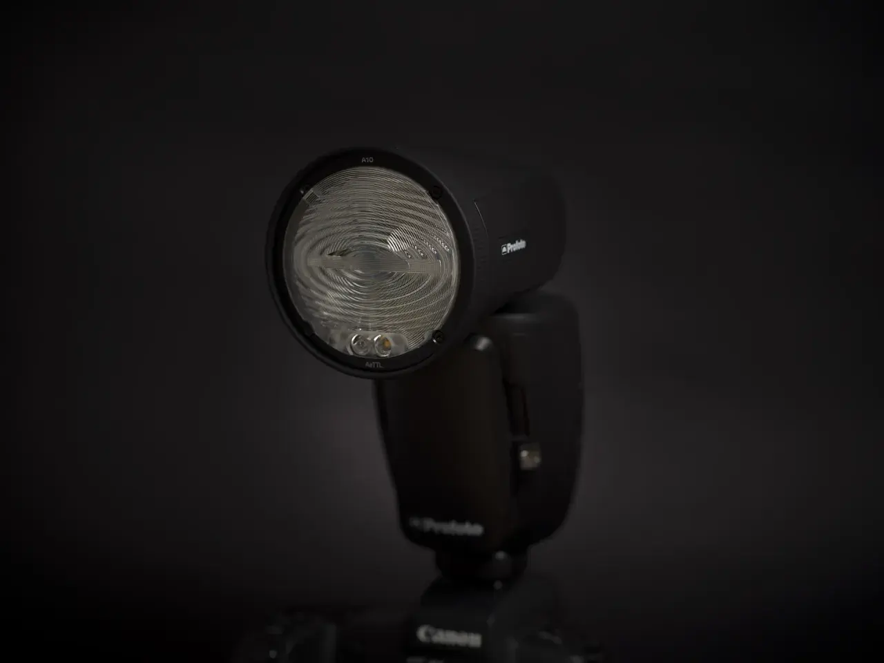 Profesjonalna lampa błyskowa Profoto A10, inaczej niż zwykłe lampy, zapewnia miękkie i naturalne światło.