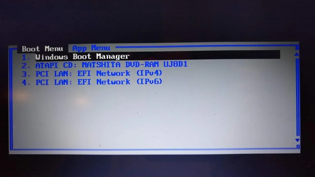 Der PC startet immer ins BIOS. Das Boot-Menü zeigt "Windows Boot Manager" als erste Option, gefolgt von CD-ROM und Netzwerkoptionen.