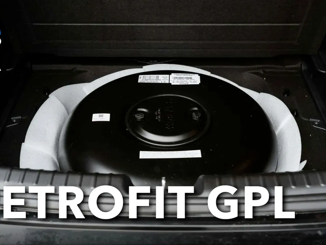 Serbatoio GPL toroidale montato nel bagagliaio. Valuta il costo impianto GPL auto per un risparmio sul carburante.