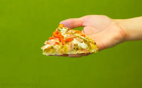 Ile waży kawałek pizzy? Waga, kalorie i świadome wybory!