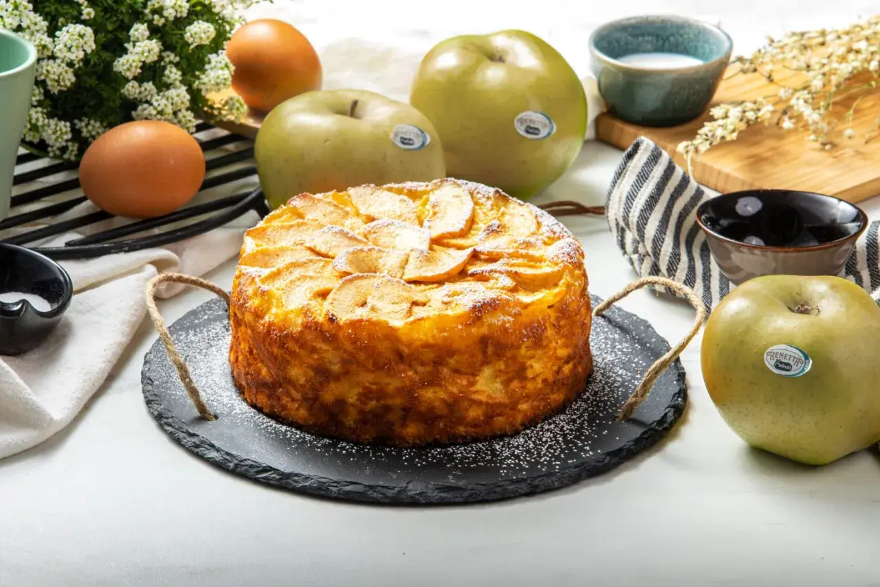 Torta di mele invisibile, dorata e profumata, con mele fresche e ingredienti per un dolce perfetto.