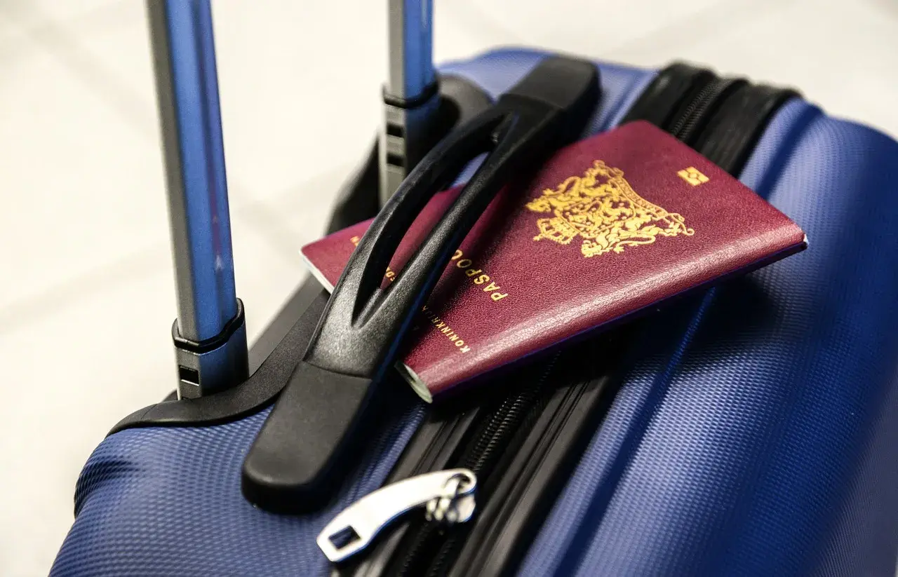 Gotowy do podróży z Pegasus Airlines! Bagaż, paszporty i niecierpliwe oczekiwanie na przygodę.