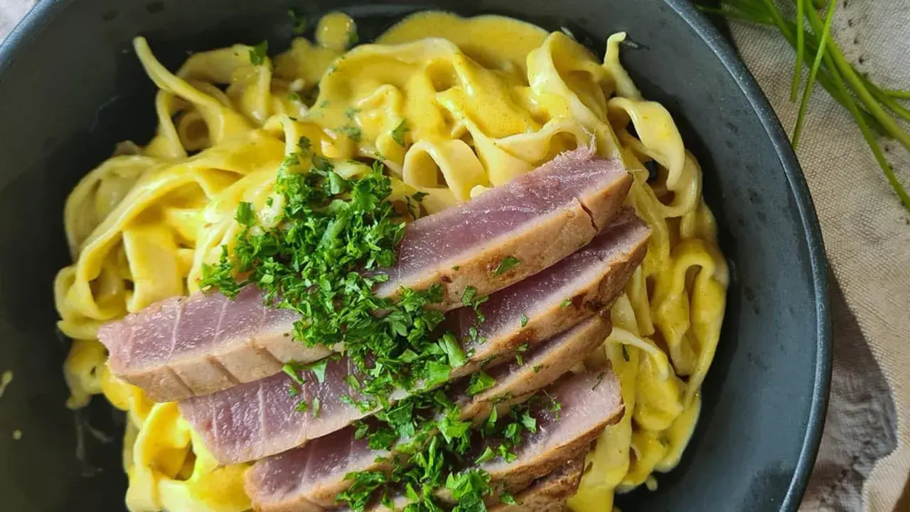En krämig pastarätt med tagliatelle, täckt i en gyllene sås och toppad med skivor av perfekt stekt tonfisk. Ett fantastiskt tonfisk recept!