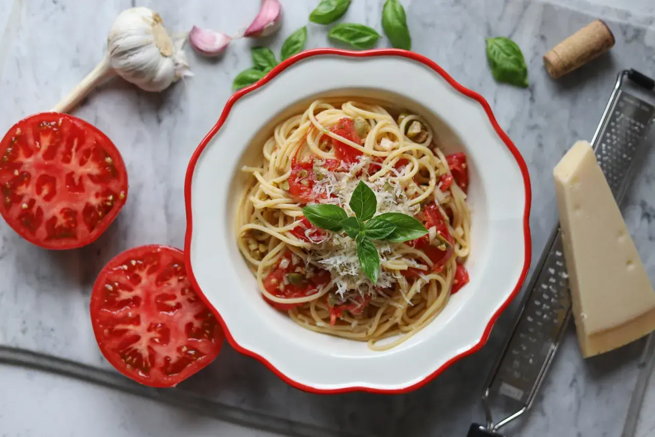 Pyszne włoskie makarony przepisy: spaghetti z pomidorami, czosnkiem, bazylią i parmezanem. Idealne na szybki obiad.
