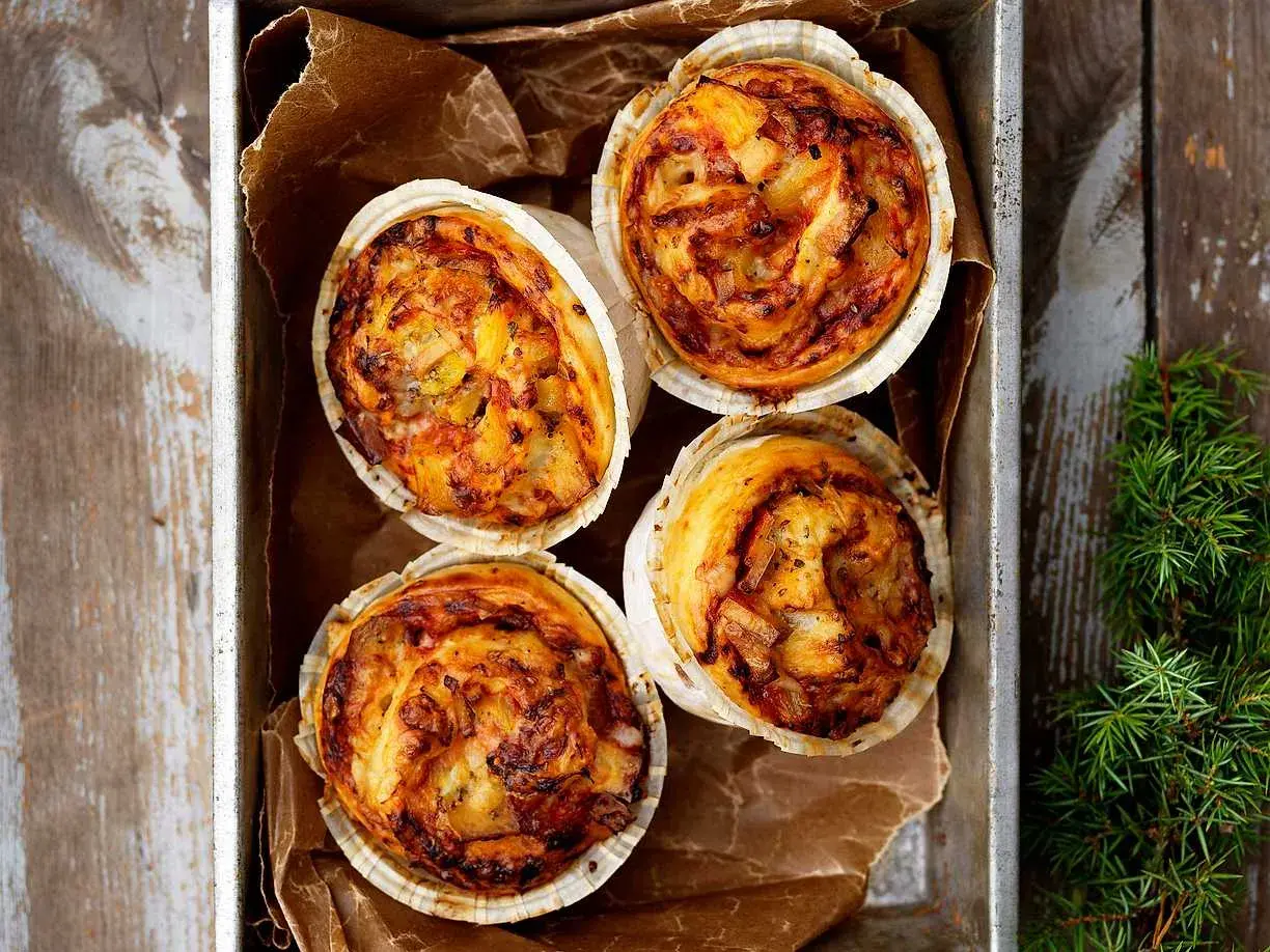Fyra gyllene pizzabullar i en plåtform, redo att avnjutas. Ett perfekt pizzabullar recept för fika eller middag.