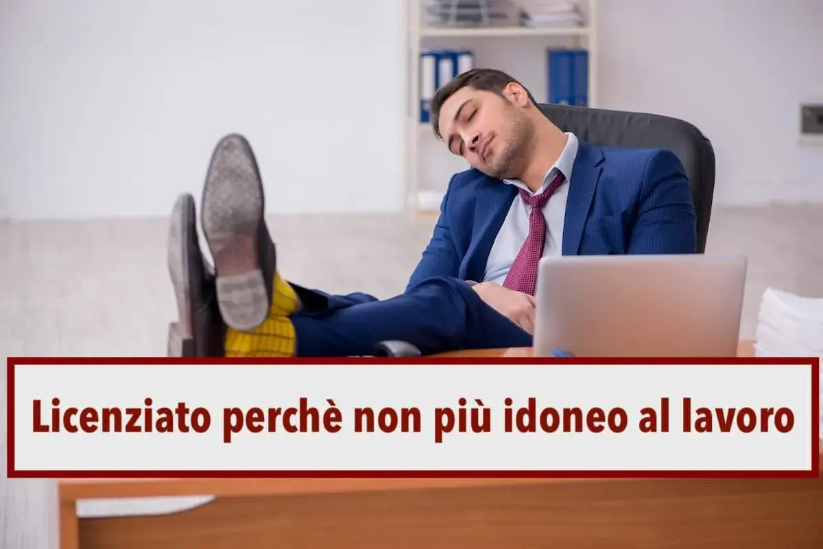 Uomo d'affari dorme alla scrivania. Cosa succede se il medico del lavoro non dà idoneità? Potrebbe portare al licenziamento.