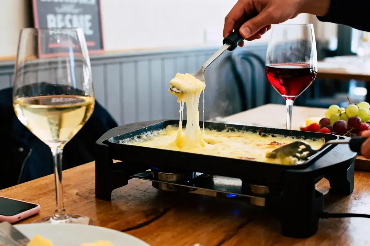 Raclette fondante, un verre de vin blanc et un verre de rouge. Parfait pour accompagner un Pouilly Fumé.