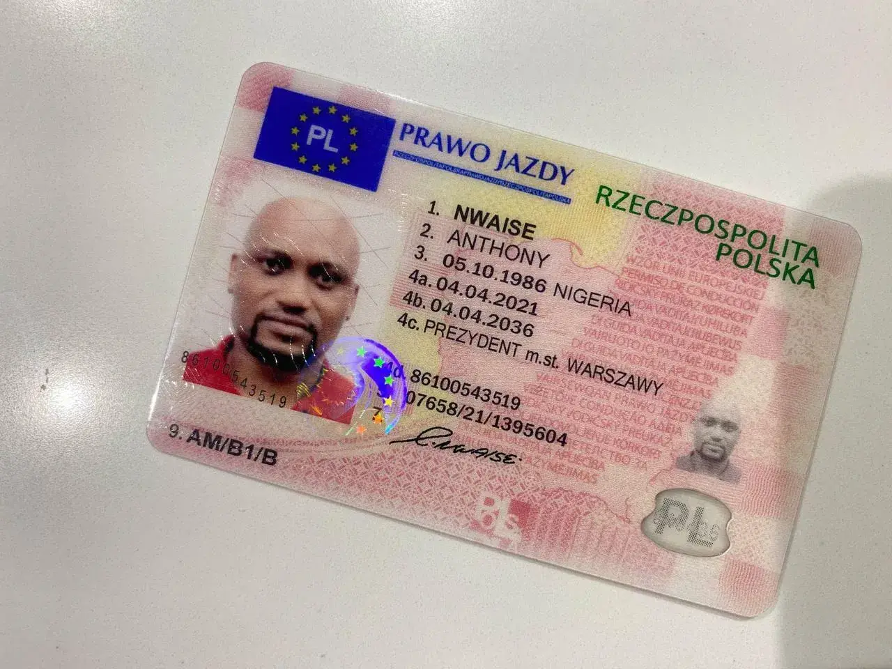 Polskie prawo jazdy Anthony'ego Nwaise, wydane w Warszawie. Dokument potwierdza jego uprawnienia do kierowania pojazdami, co jest kluczowe, by móc legalnie prowadzić samochód bez egzaminu.