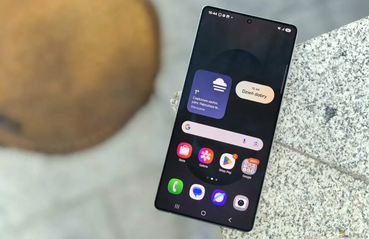 Nowoczesny Samsung z widżetami pogody i pozdrowieniem. Czy to właśnie ten model jest najlepszy?