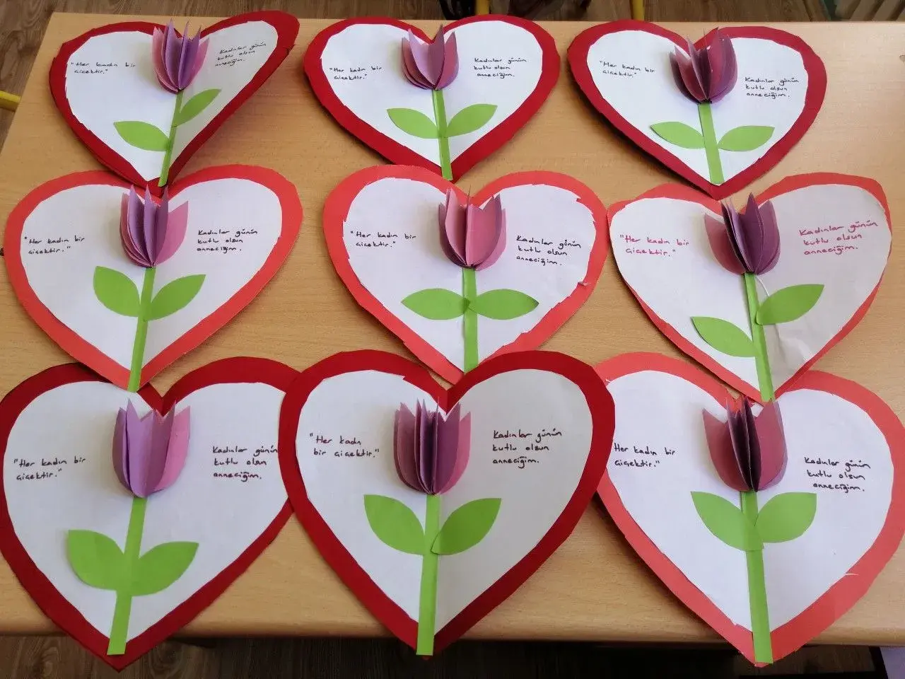 Manualidades de **actividades día de la madre**: corazones de papel con tulipas y mensajes para mamá.