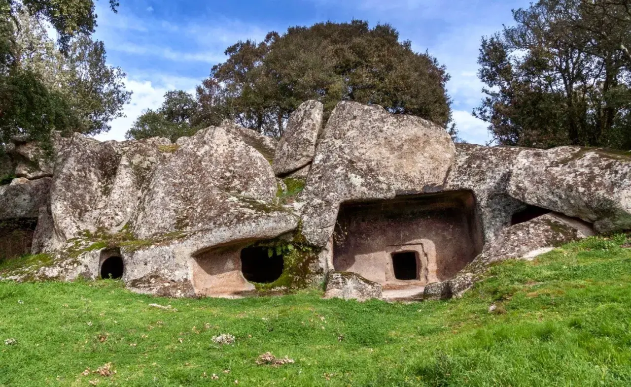 Antiche tombe scavate nella roccia, con un'ampia apertura che ricorda una sa pala larga.