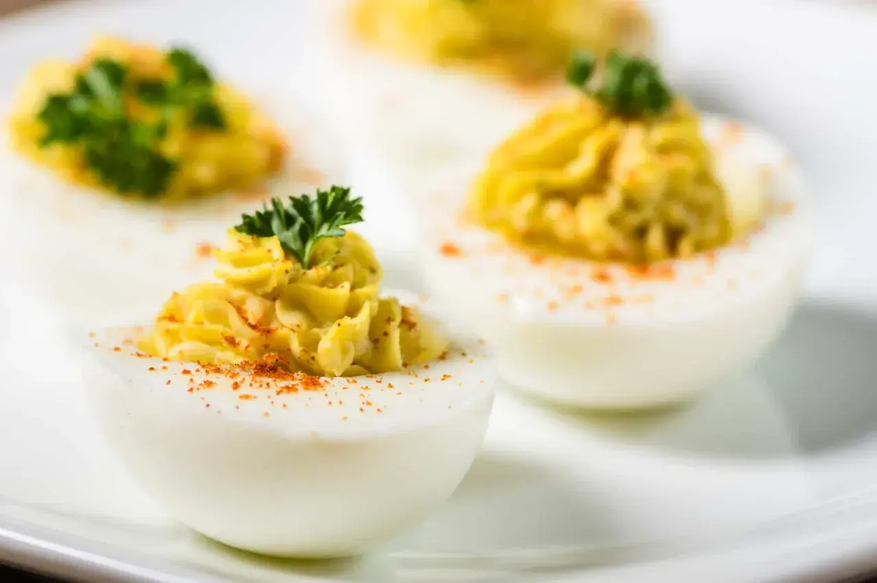 Œufs mayonnaise garnis de persil frais et saupoudrés de paprika. Un délice pour les yeux et les papilles.