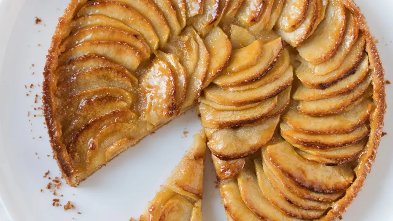 Tarta de manzana dorada y brillante, lista para servir. Una deliciosa receta tarta de manzana que invita a probarla.