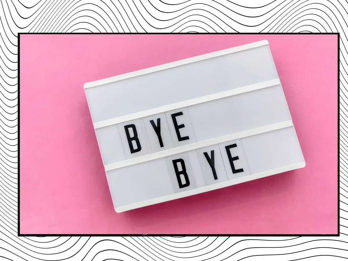 Letrero luminoso con "BYE BYE" sobre fondo rosa, ideal para frases para despedir el año con estilo.