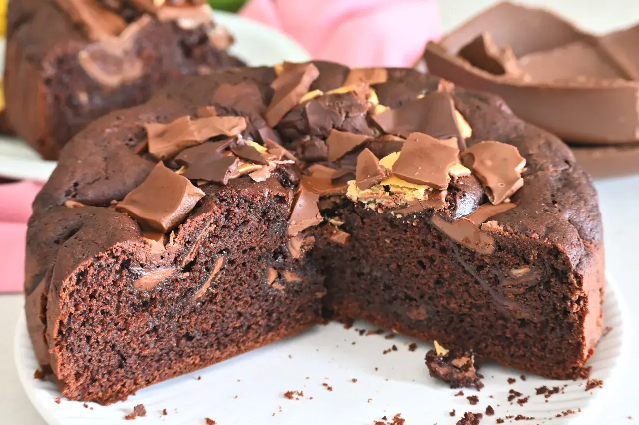 Torta al cioccolato soffice, decorata con pezzi di cioccolato avanzato. Un peccato di gola irresistibile!