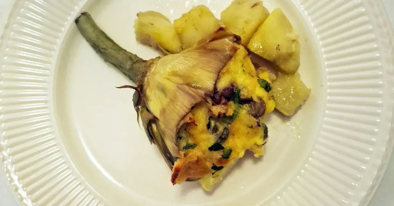 Gefüllte Artischocke mit Kartoffeln, ein köstliches Gericht, das zeigt, wie vielseitig rezepte mit frischen artischocken sein können.