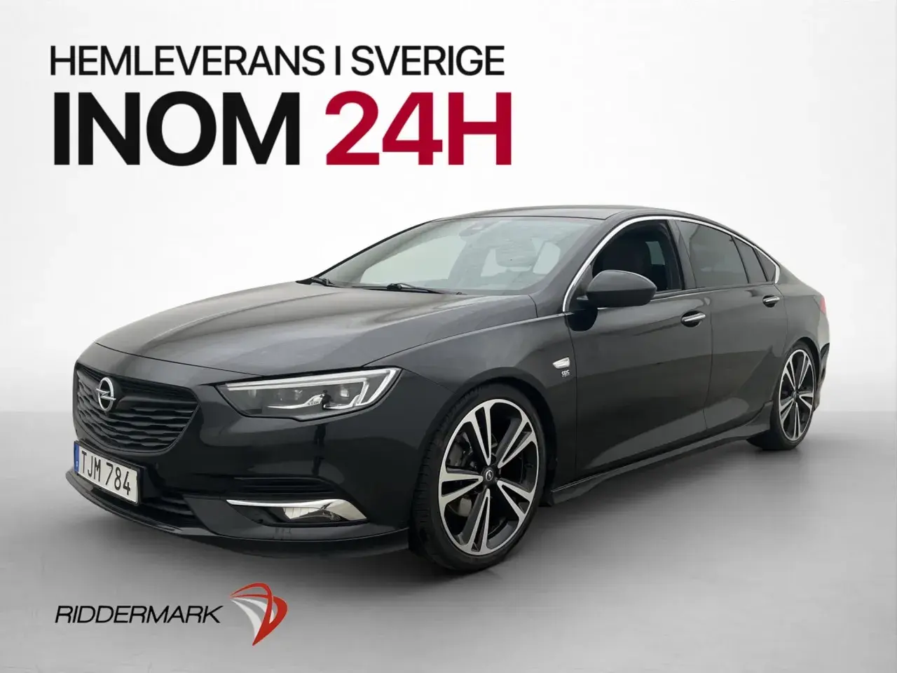 Svart Opel Insignia, redo för hemleverans i Sverige inom 24 timmar. En elegant sedan med sportiga fälgar.