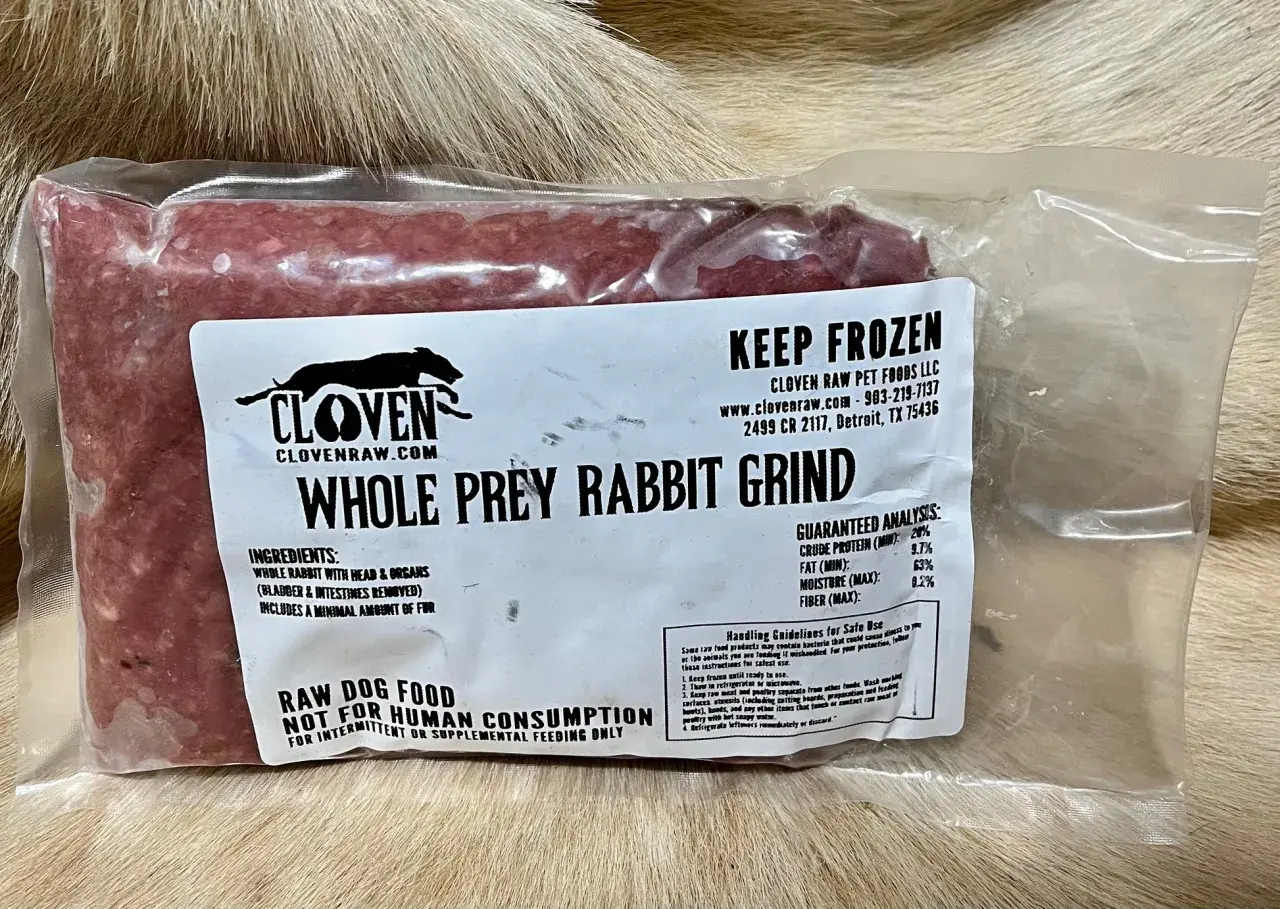 Mielonka z królika w całości (whole prey rabbit grind) od Cloven Raw. Idealna dla psów na diecie whole prey.