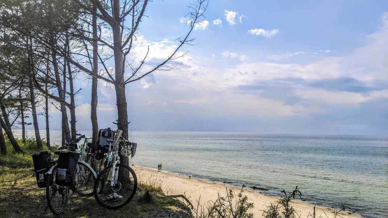 Rowery czekają na dalszą część trasy w Mrzeżynie. Piękny widok na morze i plażę.