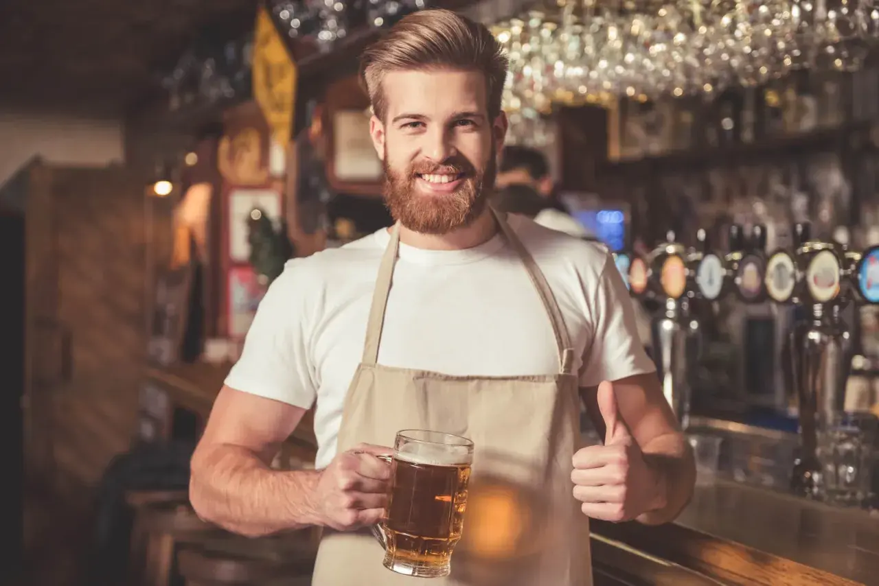 Co robi barman? Odkryj tajniki pracy i obowiązki barmana