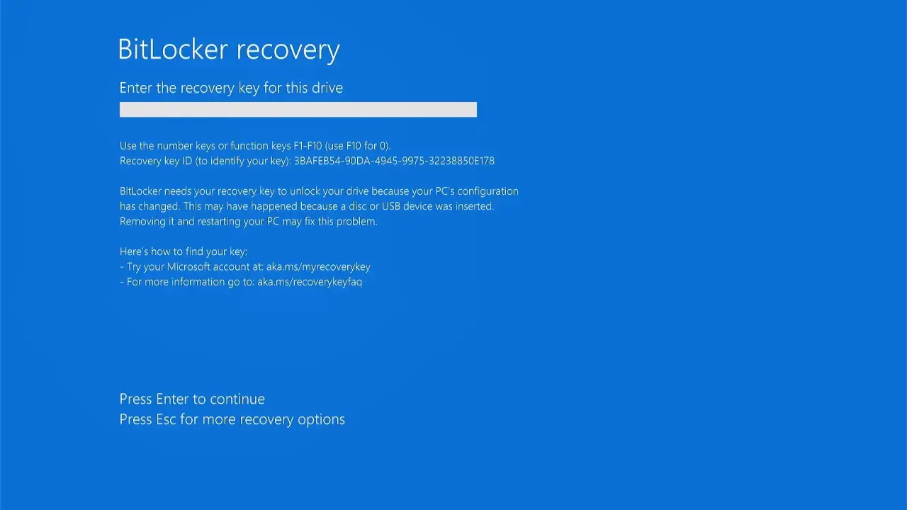 Ekran odzyskiwania BitLocker. **BitLocker sam się włączył** i wymaga klucza odzyskiwania z powodu zmiany konfiguracji komputera.