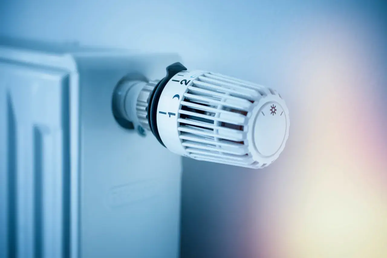 Termostat na grzejniku pokazuje ustawienie temperatury, kluczowe dla określenia, ile zużywa się gazu na ogrzanie domu.