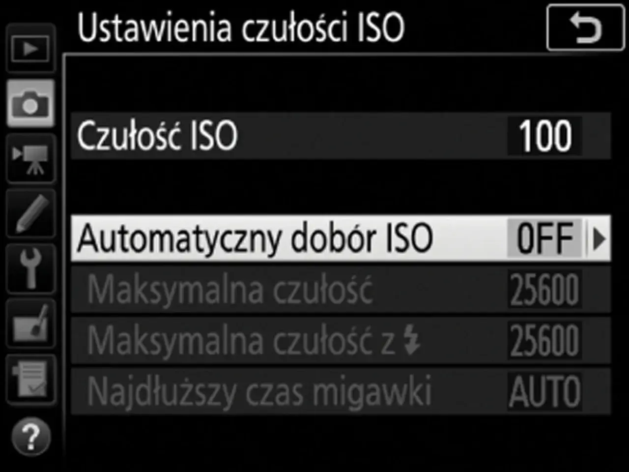Menu aparatu: ustawienia czułości ISO. Widoczna opcja "Automatyczny dobór ISO" jest wyłączona (OFF). Użytkownik może wybrać tryb manualny w aparacie.
